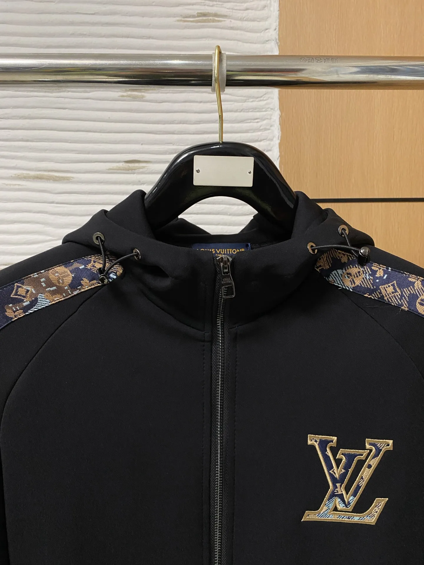 🅿️720 LV 2025 autumn and winter new counter, the same casual Tencel cotton fabric suit, breathable, comfortable and casual! Full of high-end feel! The details are exquisite and high-end, and the workmanship is impeccable! The original high-end fabric is very high-end! The fabric is crisp, anti-wrinkle and wear-resistant, warm, neat and stylish. Everyone must buy a set this autumn and winter. They must look cool and cool when wearing it. This is a model that we highly recommend! M-3XL